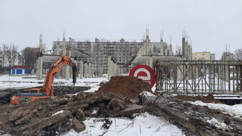 В Клину начался снос много лет заброшенного строения