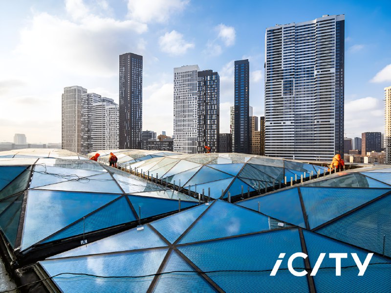 Установка стеклянного купола над стилобатом в проекте iCITY