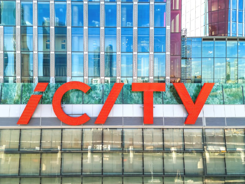 Архитектурные инновации: использование цветных стекол в башнях iCITY