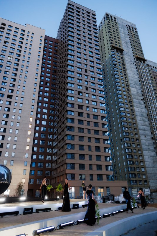 Проведение модного показа в жилом комплексе Sky Garden: инновационный подход к показам одежды