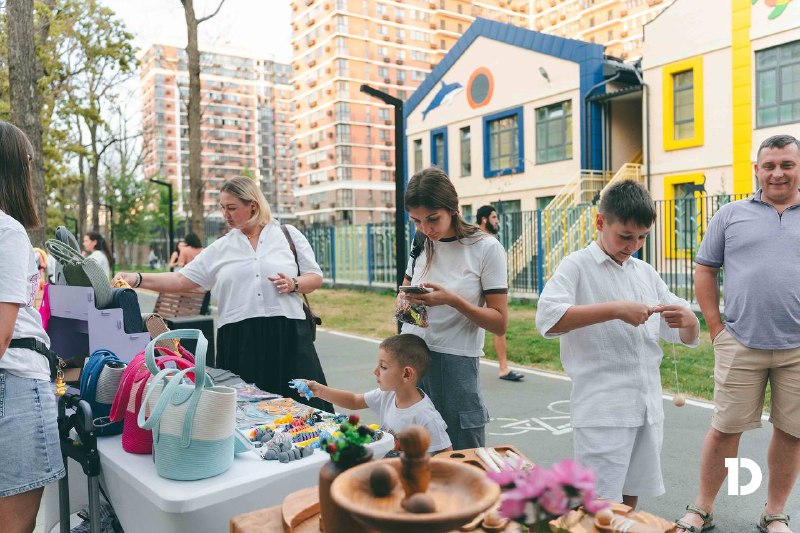 Мастера создают уникальные изделия на площадке в микрорайоне