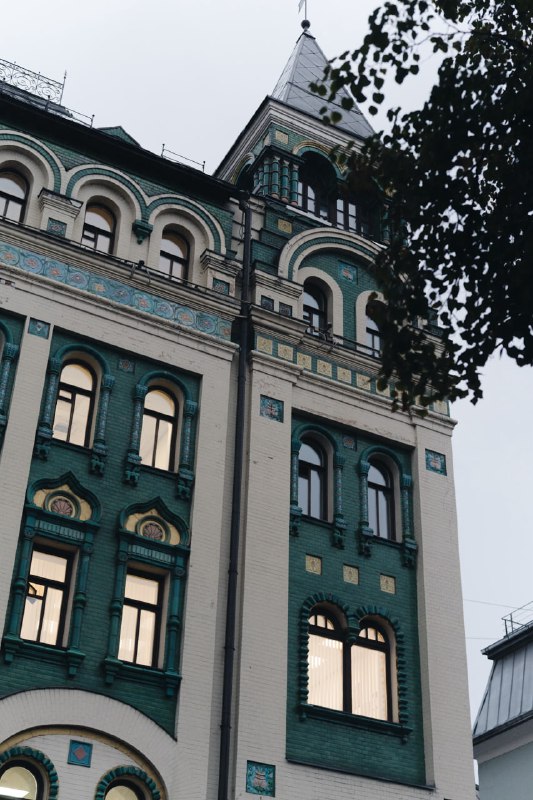Прогулка по Москве: архитектурное путешествие под дождём