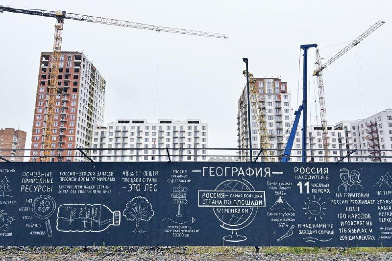 Заборы-шуточки: тренд на создание информационных шпаргалок на заборе