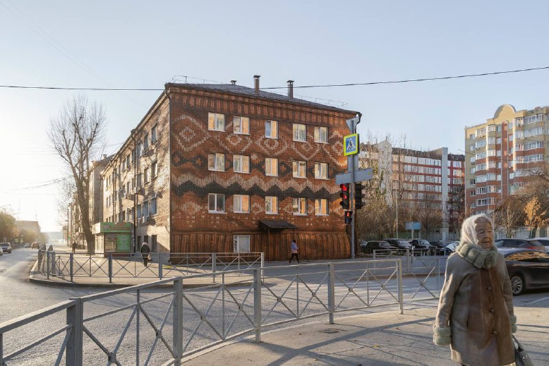 Городской мурал превращает типовую архитектуру в символ тепла и памяти