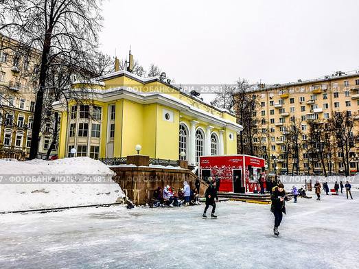 Изменение структуры бизнеса на Патриарших прудах: с точки общественного питания к модным бутикам Изменение структуры бизнеса на Патриарших прудах: с точки общественного питания к модным бутикам