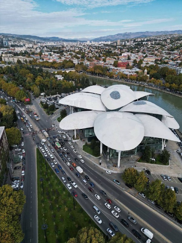 Архитектурный символ и манифест современного города: Дом Юстиции в Тбилиси