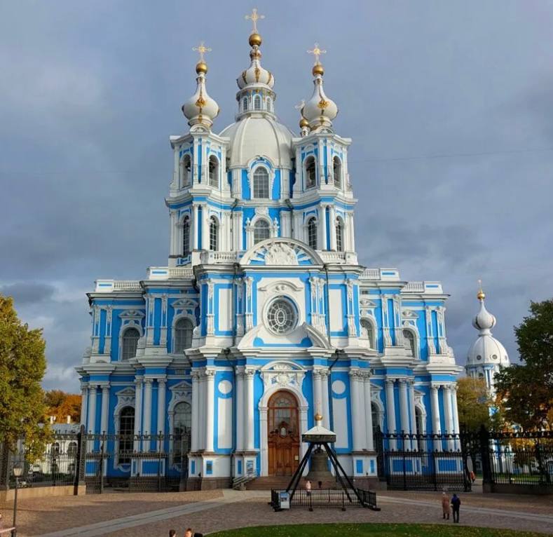 Смольный собор: гармония европейского барокко и русской традиции
