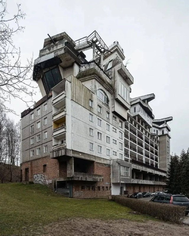 Космический детектив из Ястшембе-Здруй: дом, который приняли за нейросеть