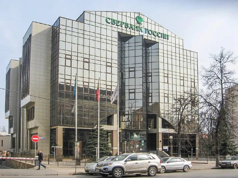 Архитектурный парадокс здания Сбербанка в Курске: «геностиль в антах» и «зеркальные домики»
