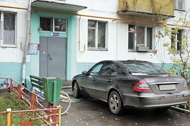 В Санкт-Петербурге ужесточили правила парковки во дворах: за стоянку у подъезда и на проездах — штраф