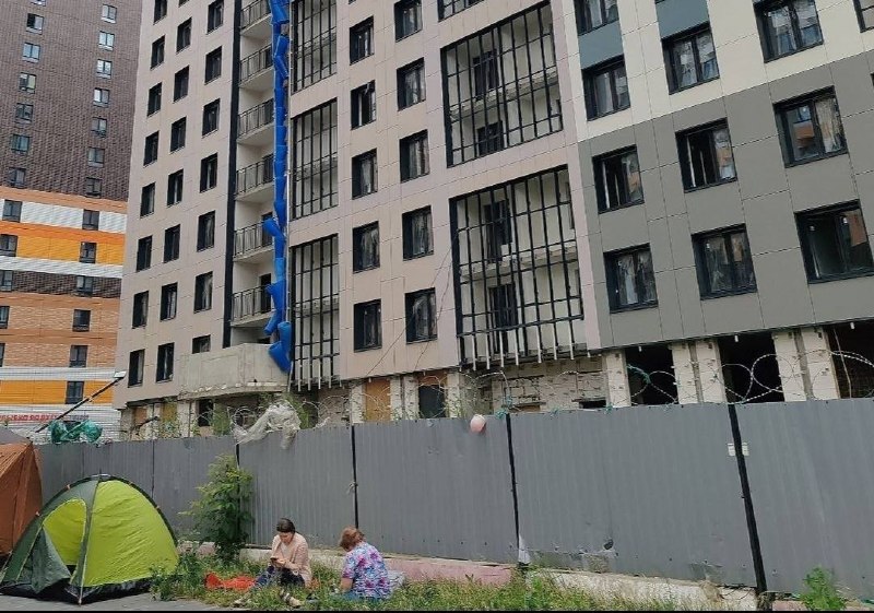 Обманутые дольщики ЖК «Светлый мир. Станция Л» живут в палатках из-за задержек строительства