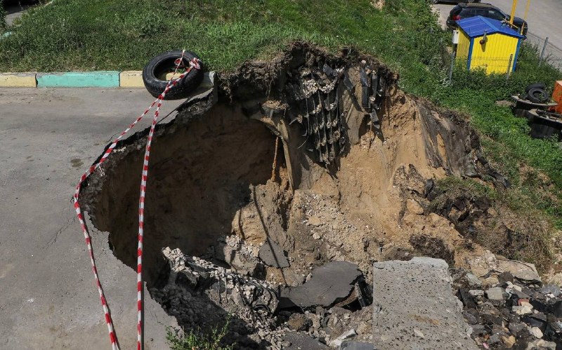 В ЖК «Красная поляна» в Нижнем Новгороде размывает склон между домами