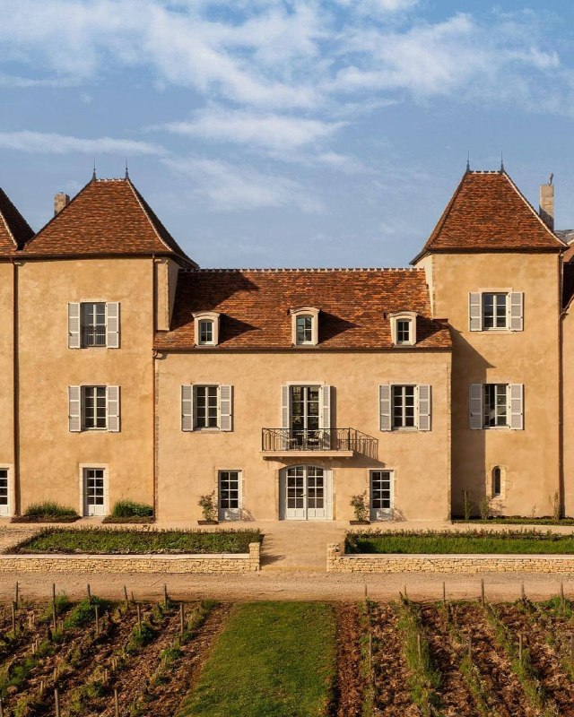 Château de la Commaraine: медленная архитектура, терруар и жизнь сквозь века
