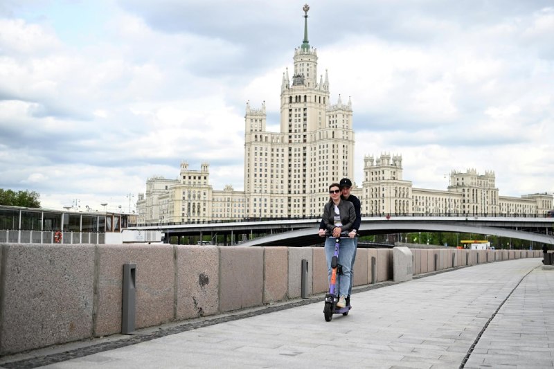 Спрос на жилье в сталинских высотках Москвы падает, а цены почти не растут