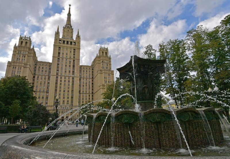 Спрос на жилье в сталинских высотках Москвы падает, а цены почти не растут