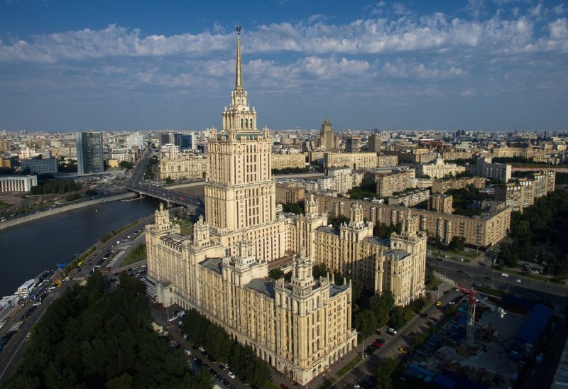 Спрос на жилье в сталинских высотках Москвы падает, а цены почти не растут