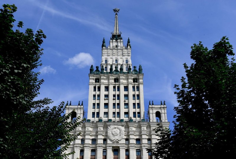 Спрос на жилье в сталинских высотках Москвы падает, а цены почти не растут