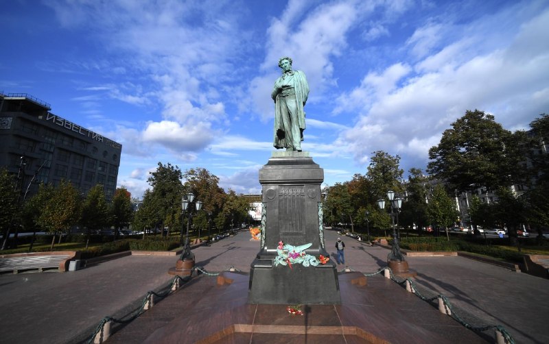 Москвичи в тестовом голосовании поддержали сохранение памятника Пушкину на Пушкинской площади