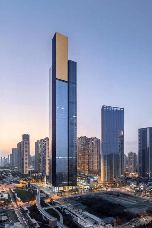 Jinmao Tower в Чанша: сдержанная «золотая» высотка у озера Jinmao Tower в Чанша: сдержанная «золотая» высотка у озера