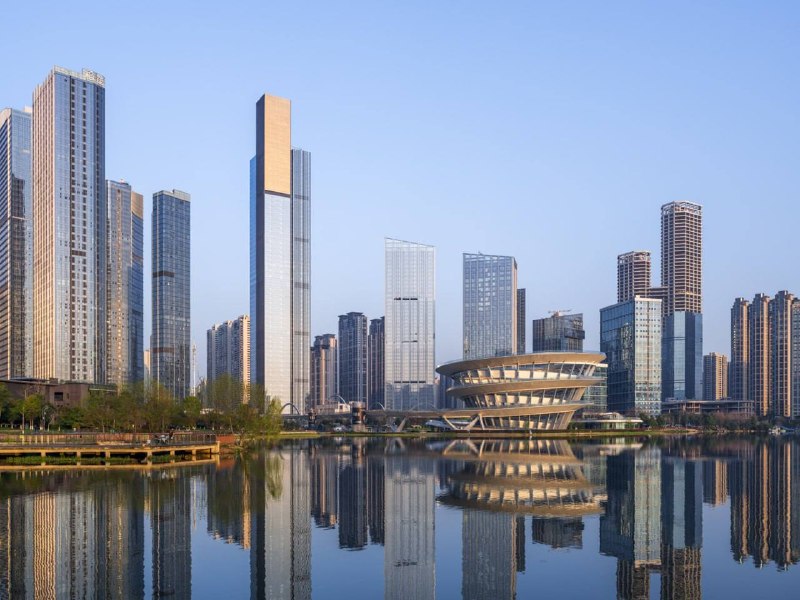 Jinmao Tower в Чанша: сдержанная «золотая» высотка у озера Jinmao Tower в Чанша: сдержанная «золотая» высотка у озера