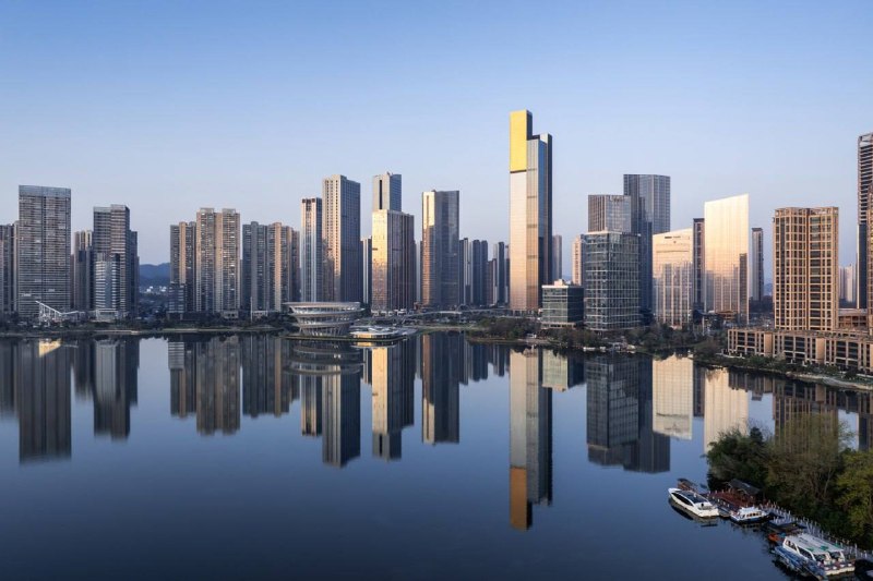 Jinmao Tower в Чанша: сдержанная «золотая» высотка у озера Jinmao Tower в Чанша: сдержанная «золотая» высотка у озера
