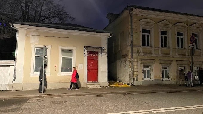 «Ссаный угол» в Хохловском переулке: история узкой щели и писсуара