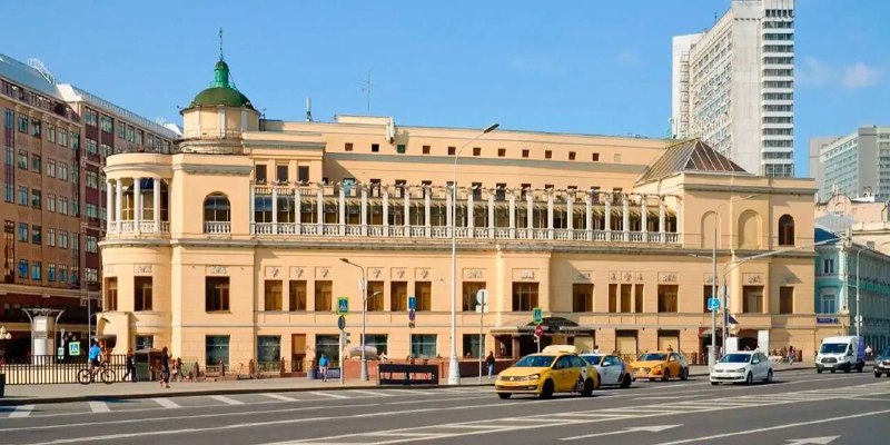 «Прагу» на Арбате реставрируют: фасад вернут к историческому виду и изменят формат